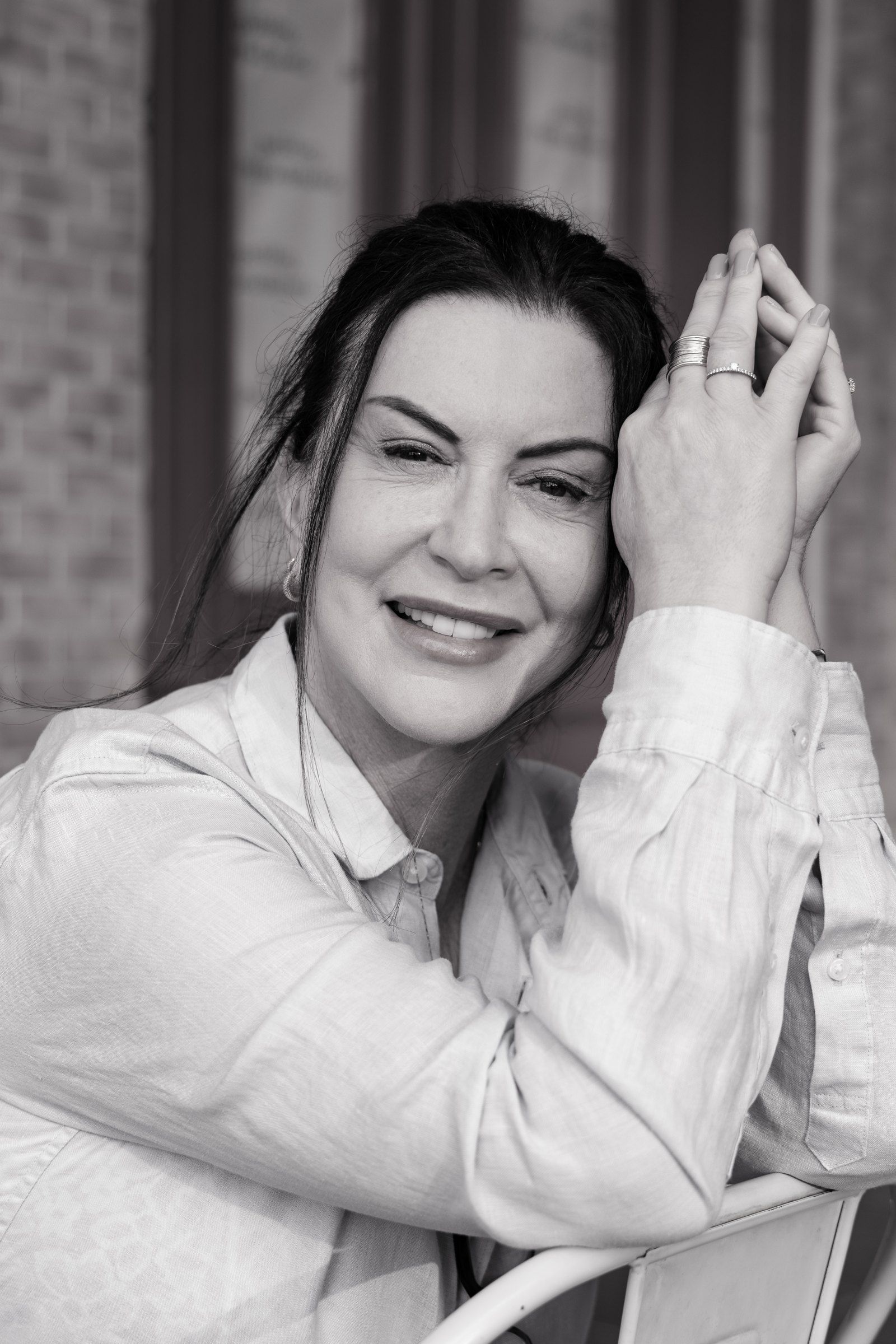 Retrato em preto e branco de Raquel Araújo sorrindo